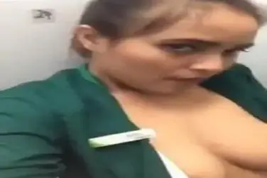 Gadis Pramugari Cantik Pasrah Kasur Peraduan